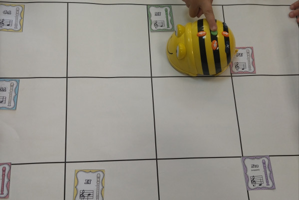 Η Beebot μας μαθαίνει τις νότες της μουσικής